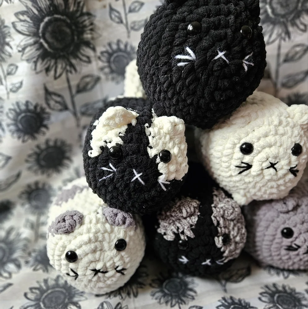 CUSTOM Crochet Chunky Loaf Cat Amigurumi - Picture 4 of 6